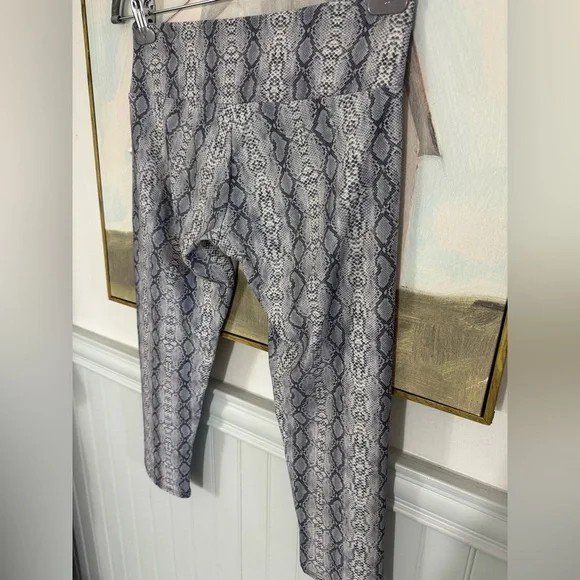 ONZIE‎ Gray & White Cropped Snake Print Leggings Size Medium - Picture 9 of 9